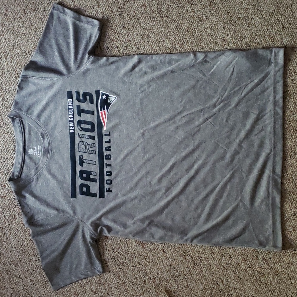 New England Patriots Football Gray T-Shirt, Unisex Youth Size L, 12/14